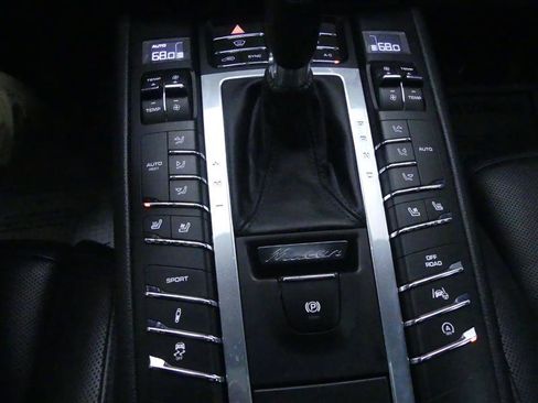 Used 2018 Porsche Macan Turbo image 16