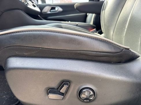 Used 2025 Chrysler Pacifica Limited image 15