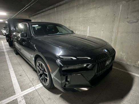 Used 2023 BMW 760i xDrive w/ Luxury Rear Seating Package AWD/4WD image 2