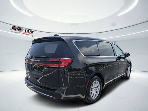 Used 2023 Chrysler Pacifica Touring-L FWD image 3