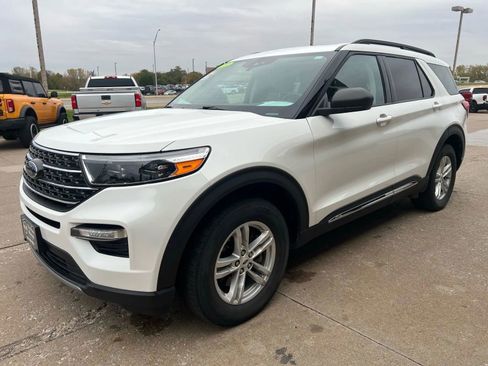 Used 2022 Ford Explorer XLT w/ Equipment Group 202A image 4