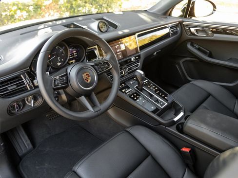 Certified 2026 Porsche Macan AWD/4WD image 4