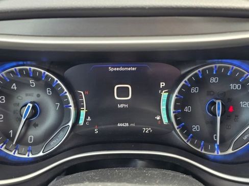 Used 2022 Chrysler Pacifica Touring-L image 14