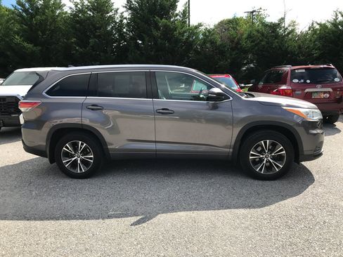 Used 2016 Toyota Highlander XLE AWD/4WD image 9