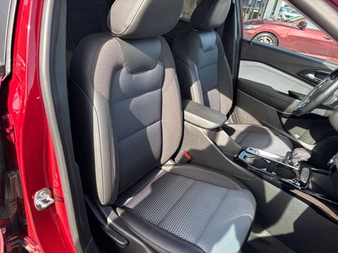 Used 2025 Chevrolet Trax LT w/ LT Convenience Package FWD image 30