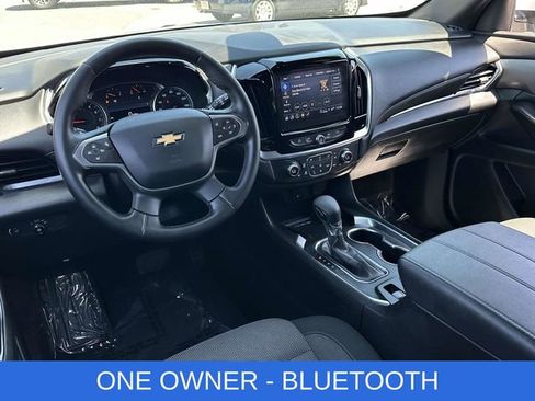 Used 2023 Chevrolet Traverse LT FWD image 2