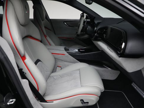 Certified 2025 Ferrari Purosangue AWD/4WD image 19