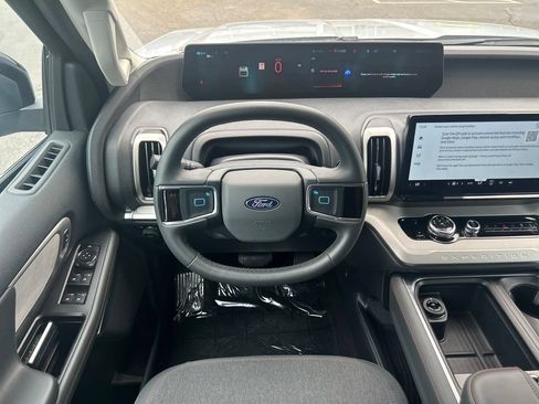 Used 2025 Ford Expedition Active AWD/4WD image 16