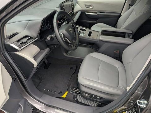 Used 2024 Toyota Sienna XLE FWD image 9