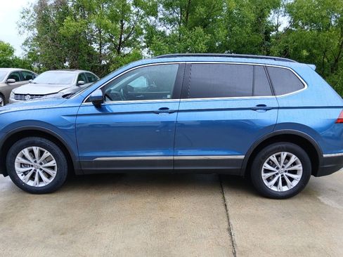 Used 2018 Volkswagen Tiguan SE w/ Panoramic Sunroof Package FWD image 2