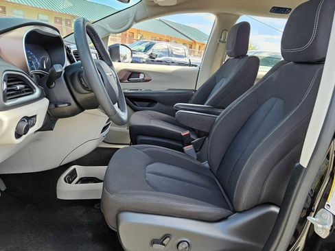 Used 2023 Chrysler Voyager LX image 15