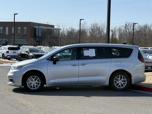 Used 2024 Chrysler Pacifica Touring-L image 4