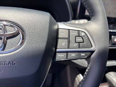Used 2026 Toyota Highlander Limited AWD/4WD image 25