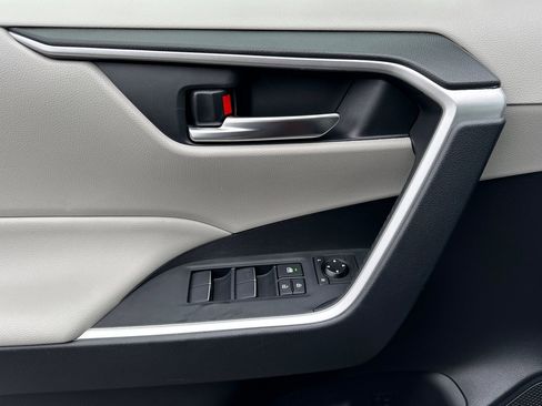 Used 2019 Toyota RAV4 XLE Premium image 14