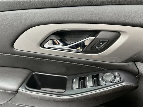 Used 2023 Chevrolet Traverse LT FWD image 13