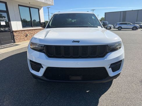 Used 2023 Jeep Grand Cherokee Altitude AWD/4WD image 10