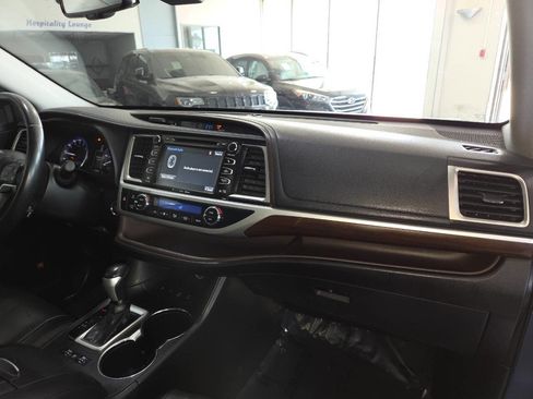 Used 2016 Toyota Highlander Limited w/ Driver Technology Package AWD/4WD image 33