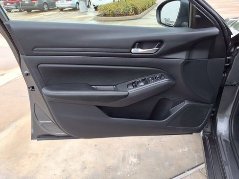 Used 2025 Nissan Altima 2.5 SV FWD image 12