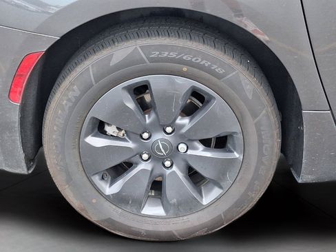 Used 2020 Chrysler Pacifica Limited w/ Advanced Safetytec Group FWD image 11
