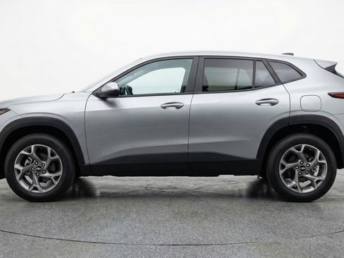 Used 2025 Chevrolet Trax LT FWD image 5