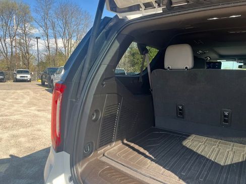 Used 2021 GMC Yukon XL SLT w/ Rear Media and Nav Package AWD/4WD image 11