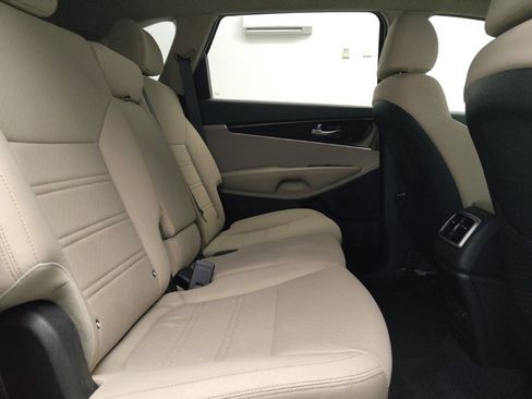 Used 2020 Kia Sorento LX FWD image 19