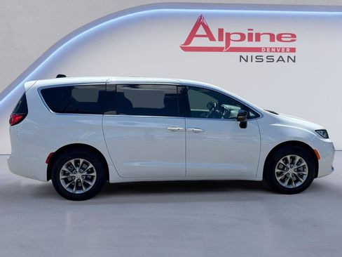 Used 2026 Chrysler Pacifica Limited AWD/4WD image 6