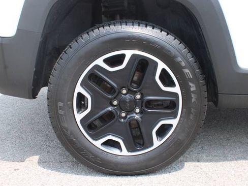 Used 2017 Jeep Renegade Trailhawk w/ Premium Trailhawk Package AWD/4WD image 35