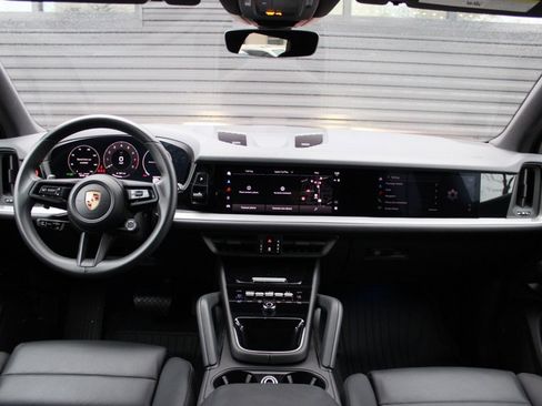 Used 2025 Porsche Cayenne image 29