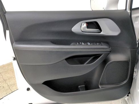 Used 2021 Chrysler Pacifica Touring w/ S Appearance Package image 34