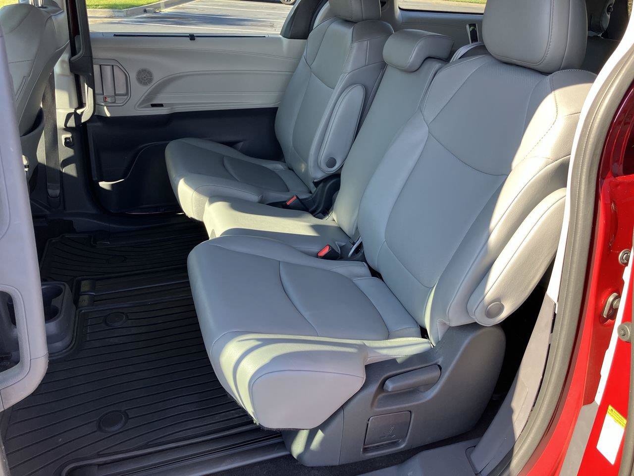 Used 2023 Toyota Sienna XLE FWD image 23
