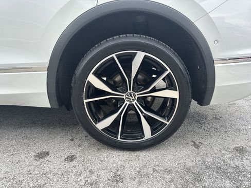 Certified 2022 Volkswagen Tiguan SEL R-Line image 34