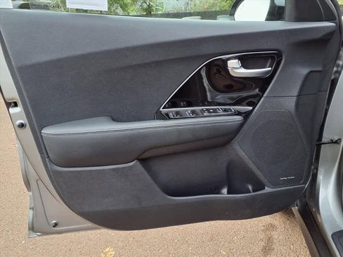 Used 2022 Kia Niro EX image 12