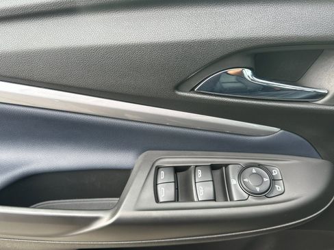 Used 2022 Chevrolet Bolt EUV LT w/ Convenience Package image 11