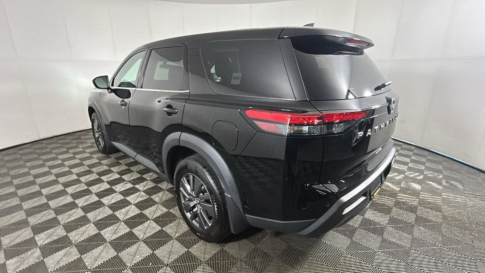 Used 2024 Nissan Pathfinder S AWD/4WD image 5
