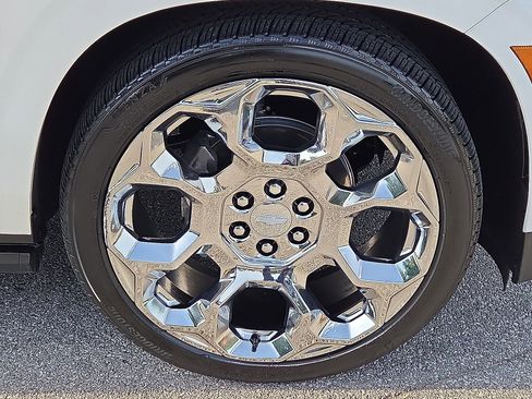 Used 2025 Chevrolet Tahoe High Country AWD/4WD image 7