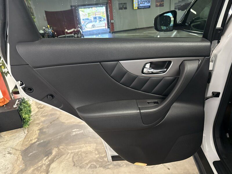 Used 2017 INFINITI QX70 AWD w/ Premium Package image 27