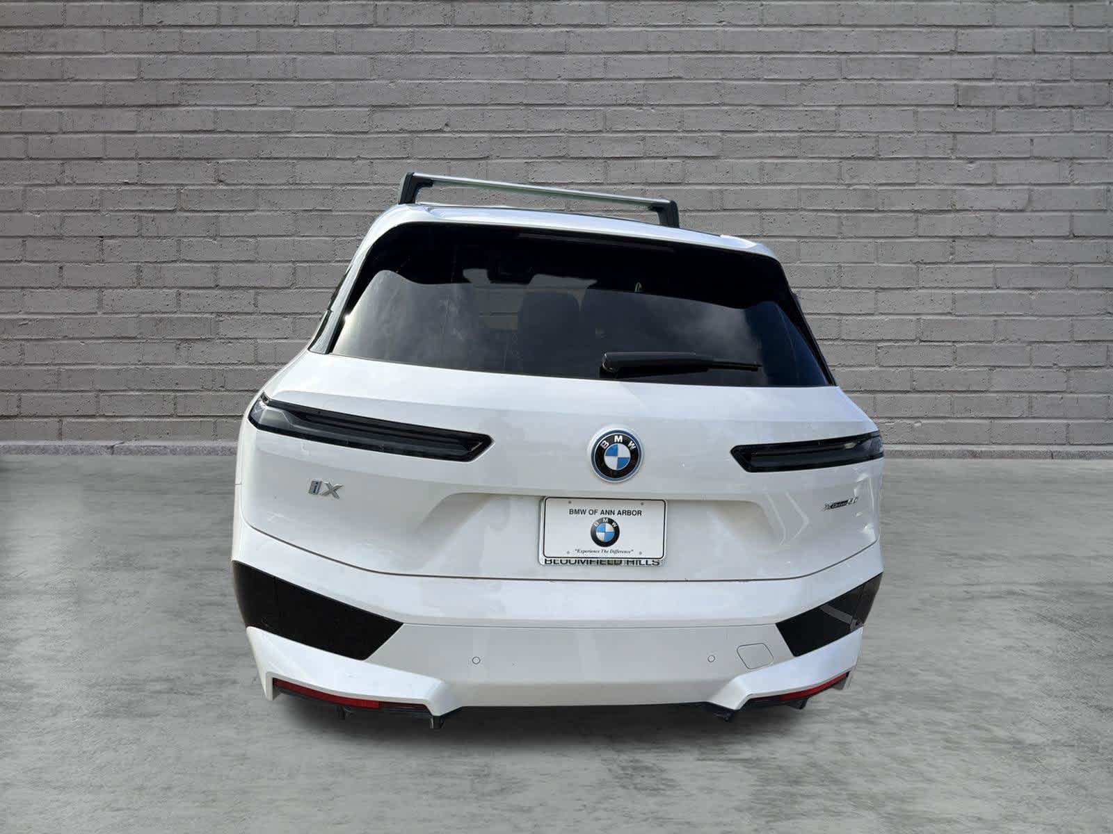 Used 2024 BMW iX xDrive50 w/ Sport Package AWD/4WD image 7