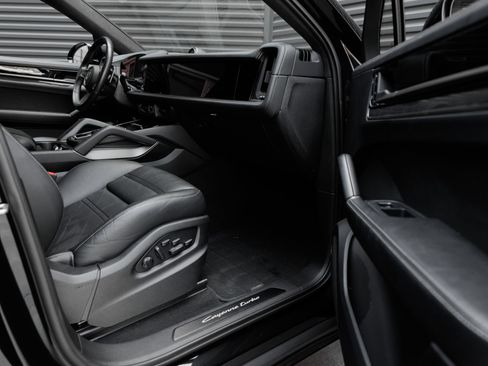 Certified 2025 Porsche Cayenne Turbo AWD/4WD image 41