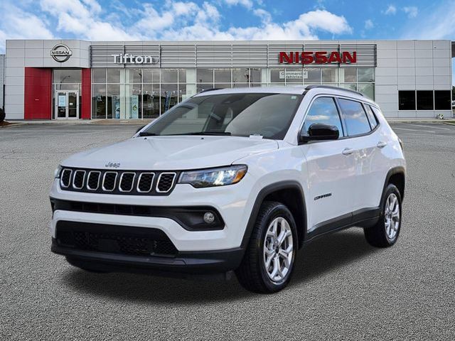 Used 2025 Jeep Compass Latitude AWD/4WD image 8