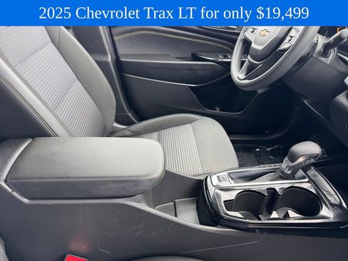 Used 2025 Chevrolet Trax LT FWD image 9