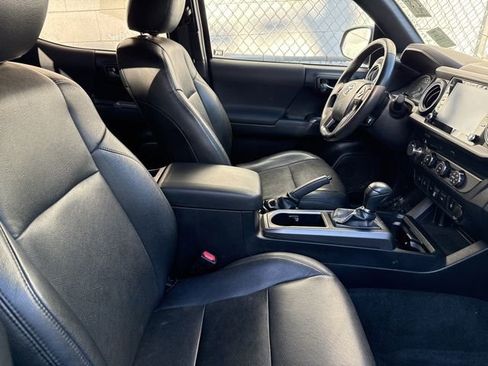 Used 2020 Toyota Tacoma TRD Sport w/ Technology Package image 3