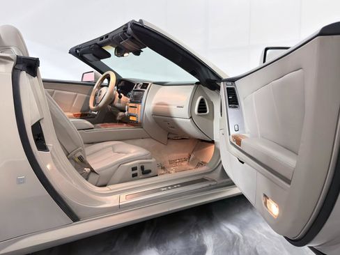 Used 2006 Cadillac XLR RWD image 27