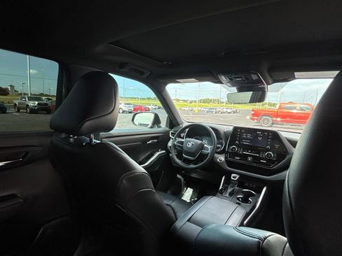 Used 2022 Toyota Highlander XSE FWD image 30