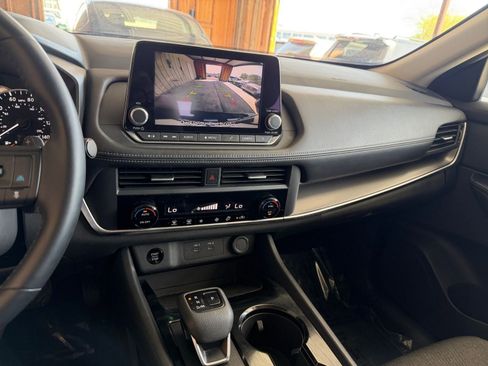 Used 2025 Nissan Rogue SV FWD image 17
