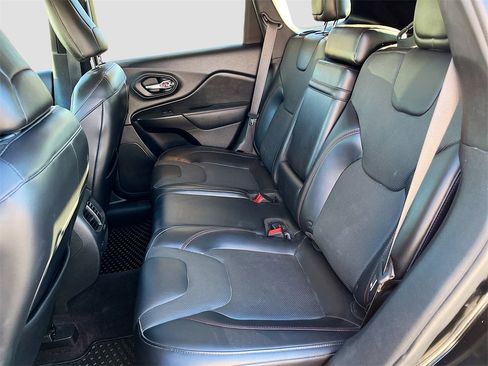 Used 2019 Jeep Cherokee Trailhawk image 25