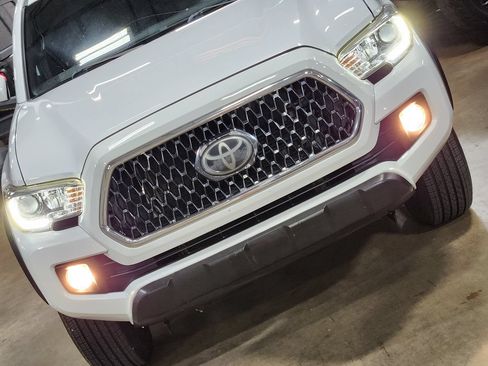 Used 2018 Toyota Tacoma TRD Off-Road AWD/4WD image 19