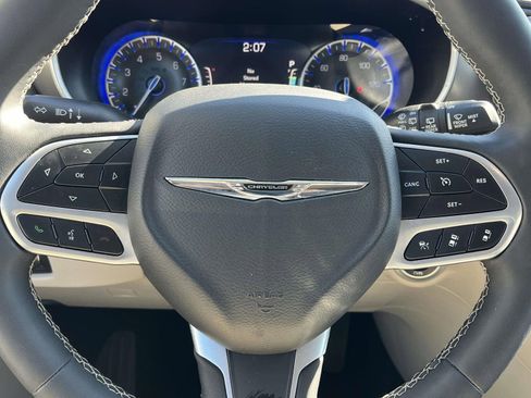 Used 2024 Chrysler Pacifica Touring-L image 17