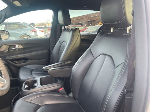 Used 2025 Chrysler Pacifica Select image 39