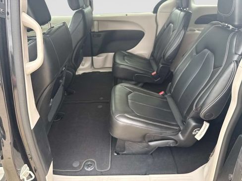 Used 2023 Chrysler Pacifica Touring-L FWD image 15